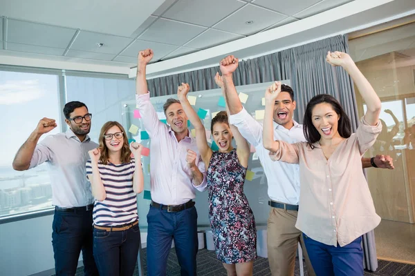 Усміхнені бізнес-колеги вітають кулаками вгору — стокове фото