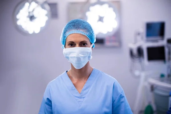 Vrouwelijke verpleegkundige dragen chirurgisch masker — Stockfoto