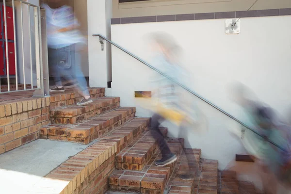 Estudiantes subiendo escaleras en la escuela — Foto de Stock