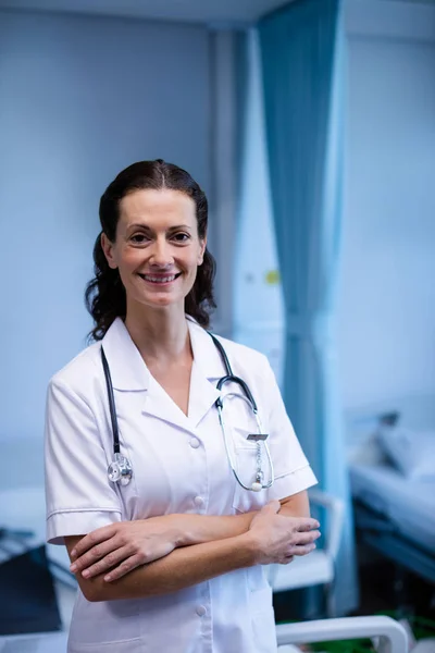 Kvinnliga läkare står i ward — Stockfoto