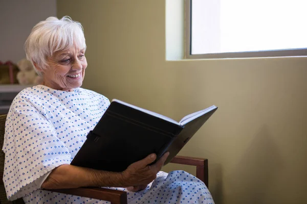 Gelukkig senior patiënt leesboek — Stockfoto