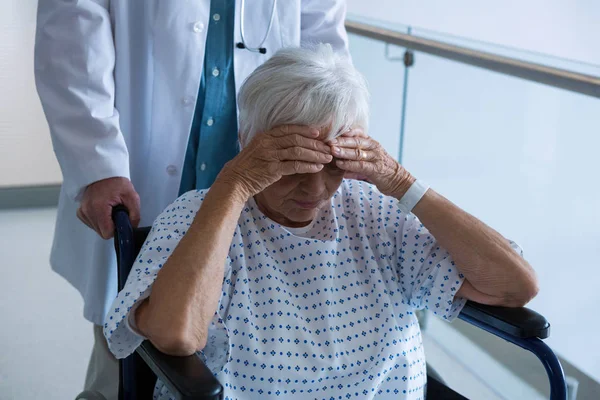Dokter senior patiënt duwen op rolstoel — Stockfoto