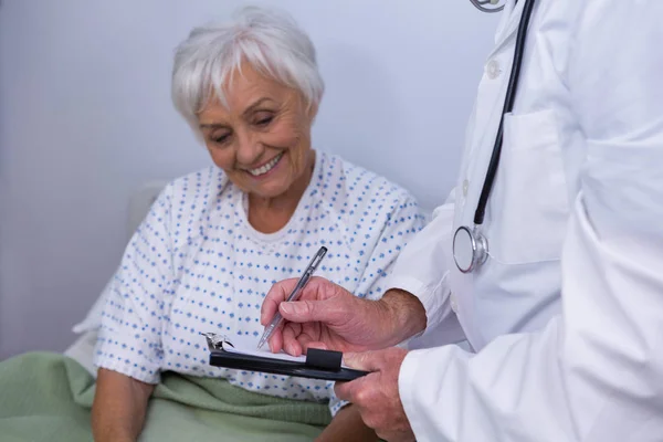 Medico che discute il rapporto medico con il paziente anziano — Foto Stock