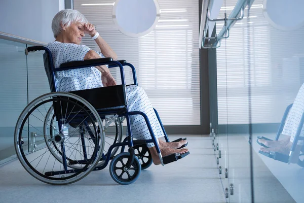 在轮椅上的残疾人高级病人 — 图库照片