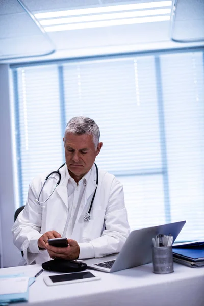 Lekarz siedzi tabletu i telefonu — Zdjęcie stockowe