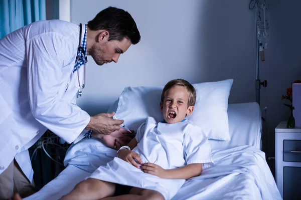 Male doctor injecting patient — Stock Photo, Image