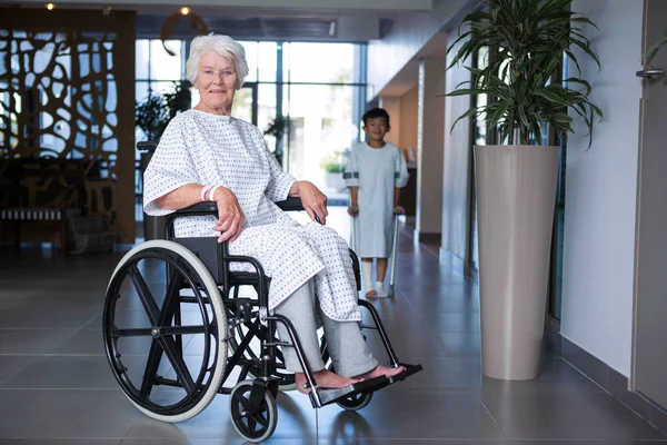 Niepełnosprawnych starszy pacjent na wózku inwalidzkim — Zdjęcie stockowe