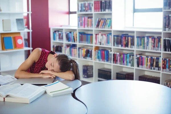 Müdes Schulmädchen schläft während des Studiums — Stockfoto