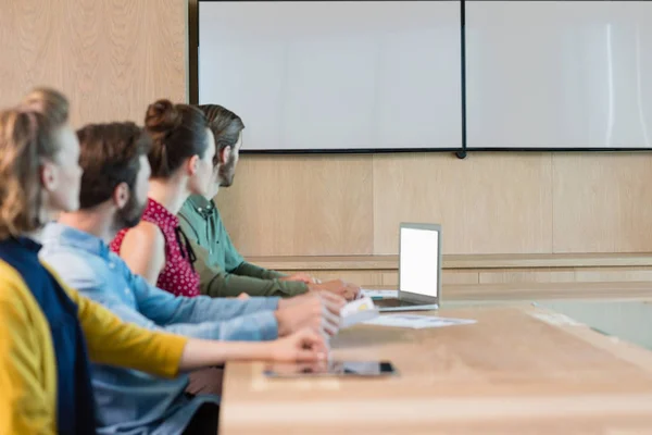 Bedrijfsleiders luisteren naar een presentatie — Stockfoto