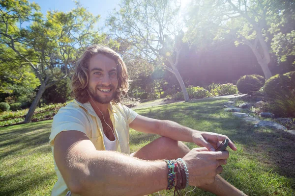 Homme écoutant de la musique sur téléphone portable — Photo