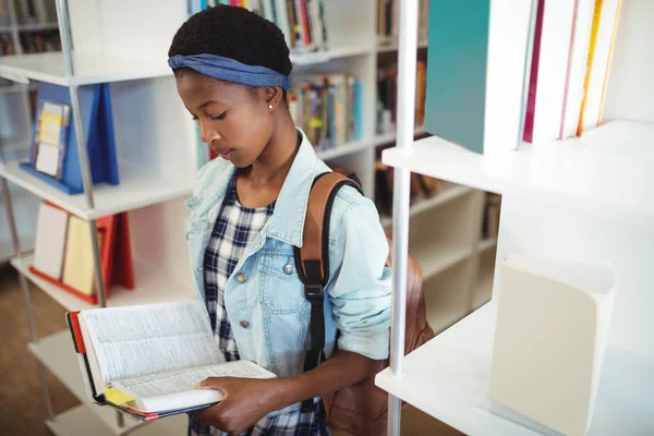 Προσεκτικός μαθήτρια ανάγνωση βιβλίων στη βιβλιοθήκη — Φωτογραφία Αρχείου