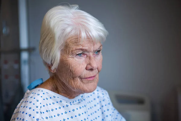 Senior patiënt staande in ziekenhuis — Stockfoto