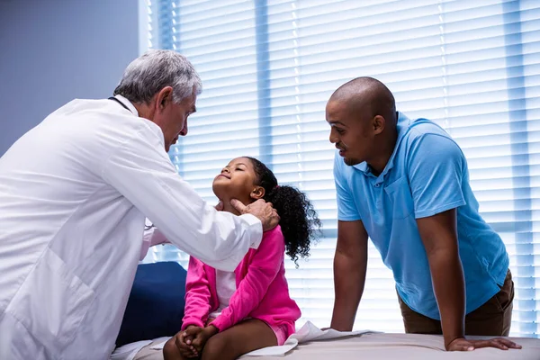 Médecin examinant le cou des patients — Photo