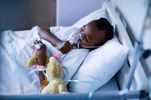 Patient wearing oxygen mask while sleeping — Stock Photo, Image