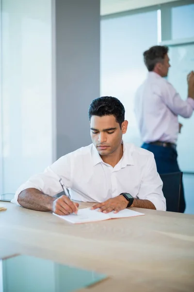 Ejecutivo de negocios escribir en el cuaderno —  Fotos de Stock