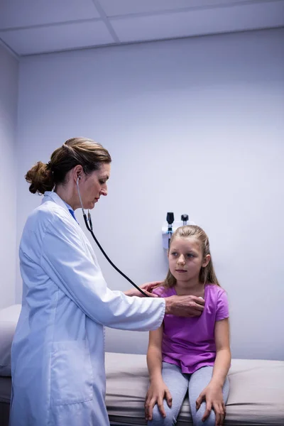 Lékař zkoumá pacienta s stetoskop — Stock fotografie