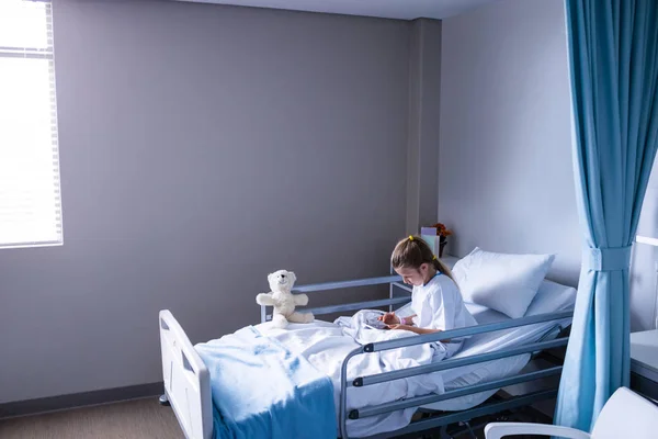 Patient using digital tablet in ward — Stock Photo, Image