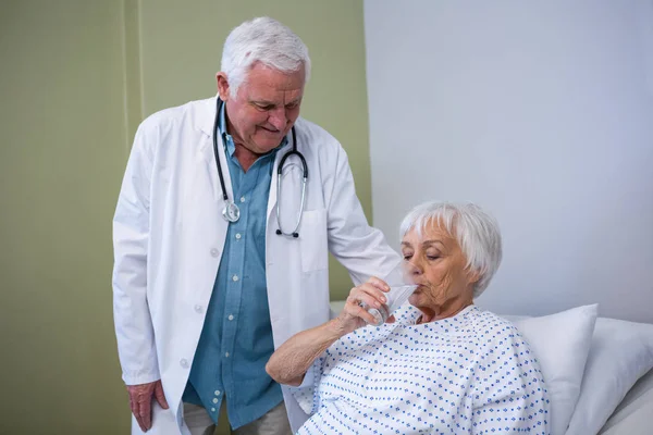 Patient âgé buvant un verre d'eau — Photo