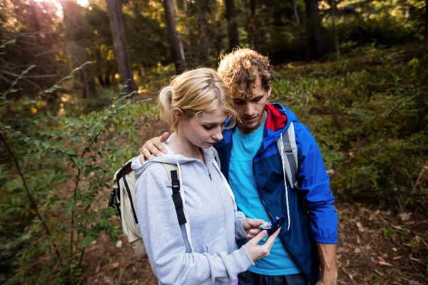 Pěší turistika pár kontrola kompasu — Stock fotografie