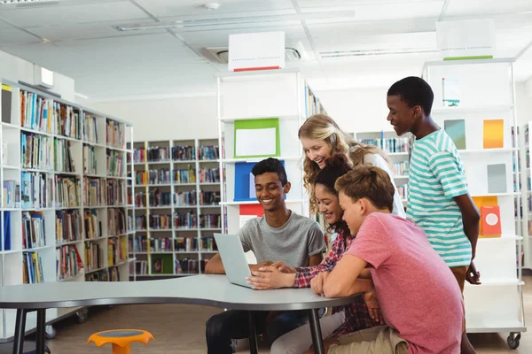 Gruppe von Studenten mit Laptop — Stockfoto