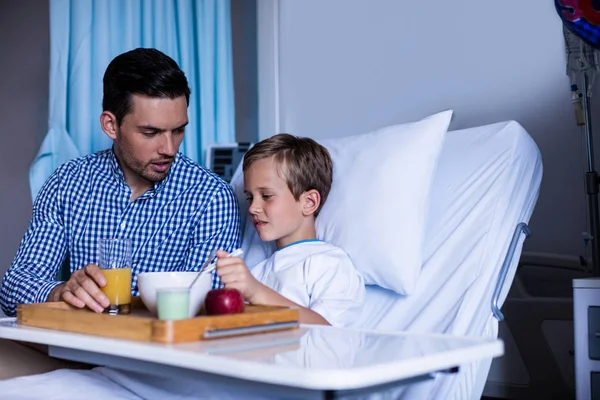 Pai alimentando café da manhã para seu filho — Fotografia de Stock