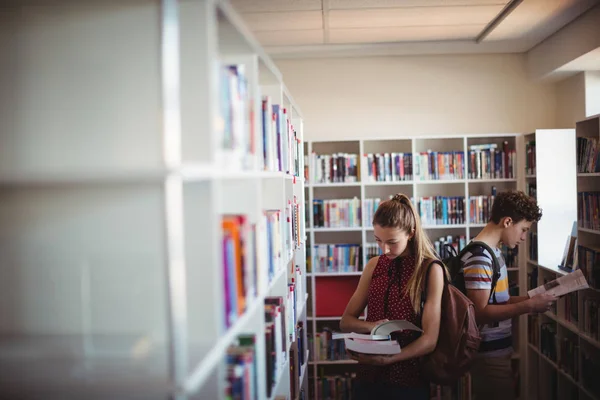 Compañeros de clase atentos leyendo libro — Foto de Stock