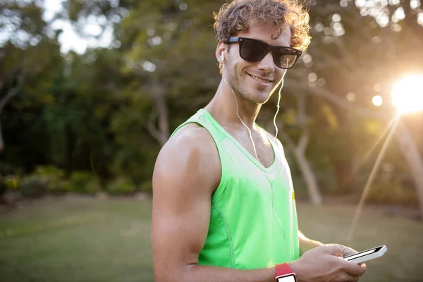 Mann hört Musik auf Handy — Stockfoto