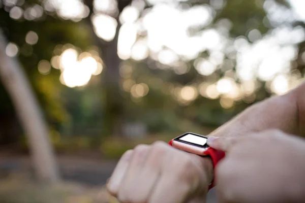 Mano estableciendo un reloj inteligente — Foto de Stock