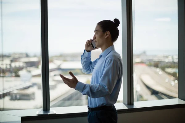 Business executive talking on mobile phone — Stock Photo, Image