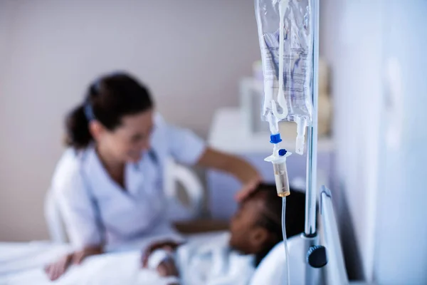 女性の医師が患者の発熱をチェック — ストック写真