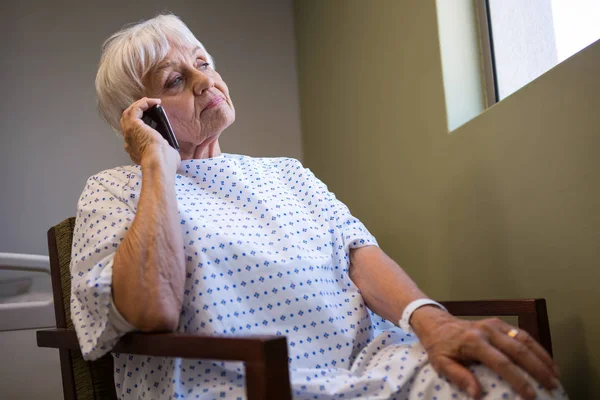 Üst düzey hasta üzerinde cep telefonu konuşurken — Stok fotoğraf