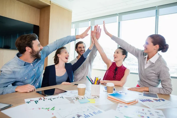 Team di dirigenti d'azienda che danno il cinque — Foto Stock