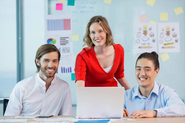 Collega's bespreken over laptop — Stockfoto