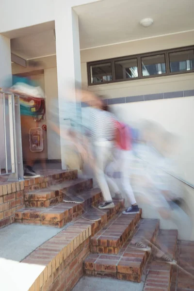 Студенты поднимаются по лестнице в школе — стоковое фото