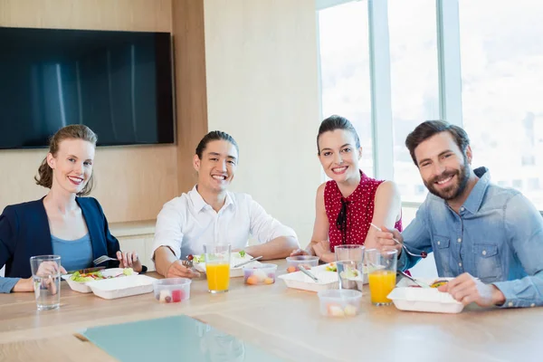 Företagsledare med måltid i office — Stockfoto