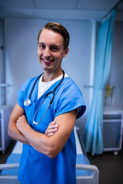 Doctor standing with arms crossed in ward — Stock Photo, Image