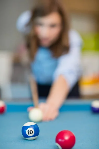 Business executive playing pool — Stock Photo, Image