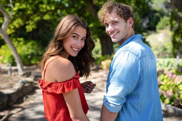 Casal de pé no parque — Fotografia de Stock