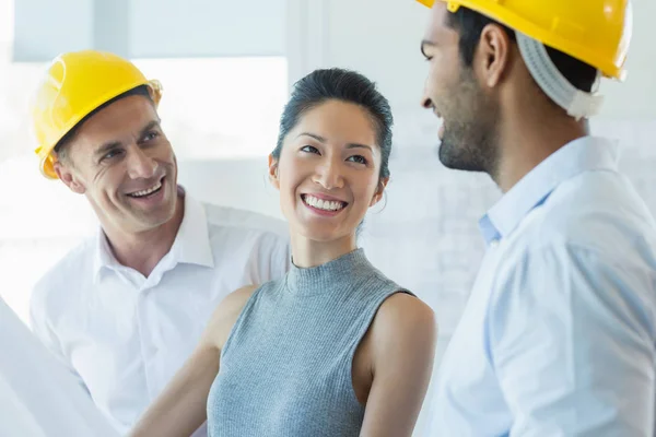 Tres arquitectos interactuando entre sí — Foto de Stock