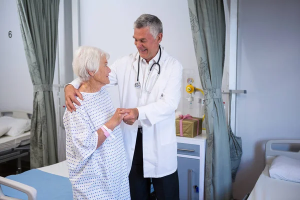 Doktor pomáhat starší pacient v oddělení — Stock fotografie