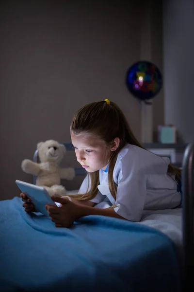 Patiënt met behulp van digitale tablet in ward — Stockfoto