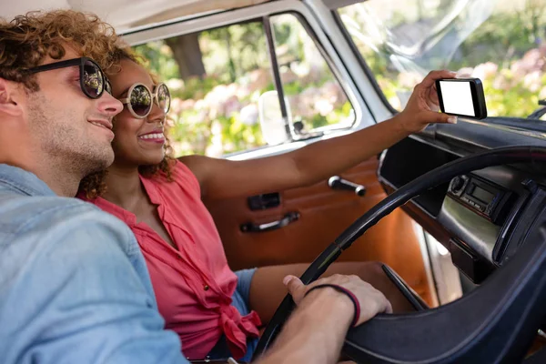 Paret tar selfie resande i husbil — Stockfoto