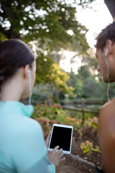 夫妇在智能手机上听音乐 — 图库照片