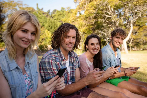 Vrienden van het tekstoverseinen op mobiele telefoon — Stockfoto