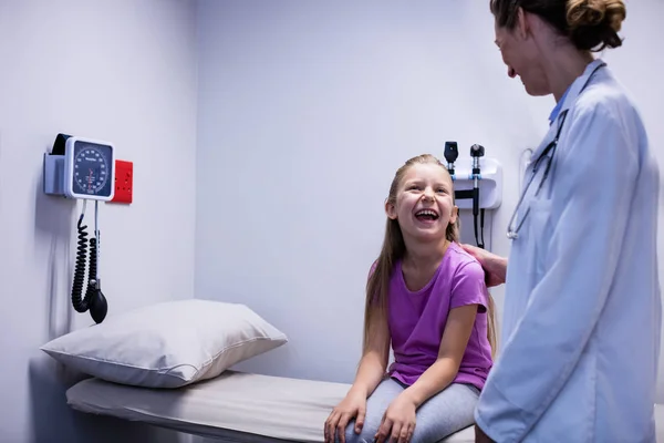 Doctor interacting with patient — Stock Photo, Image