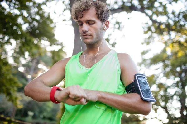 Jogger réglage d'une smartwatch — Photo