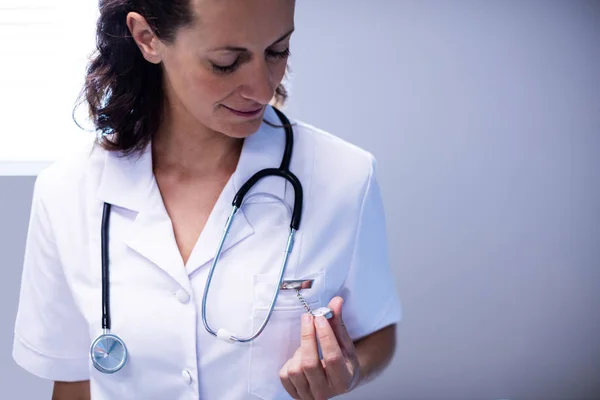 Femme médecin vérifier le temps sur la montre de poche — Photo