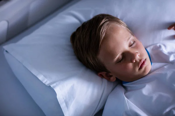 Pasient som sover på sengen på sykehuset – stockfoto