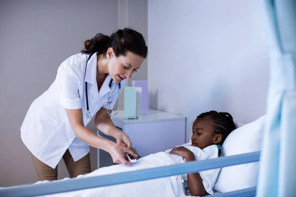 Ärztin überprüft Zuckerspiegel der Patientin — Stockfoto