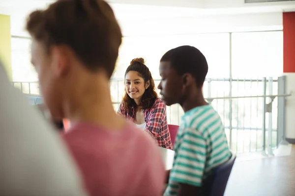 Ritratto di studente in aula — Foto Stock